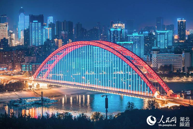 震撼！LED幕墻燈光技術(shù)助力70周年大型燈光秀，告白祖國！